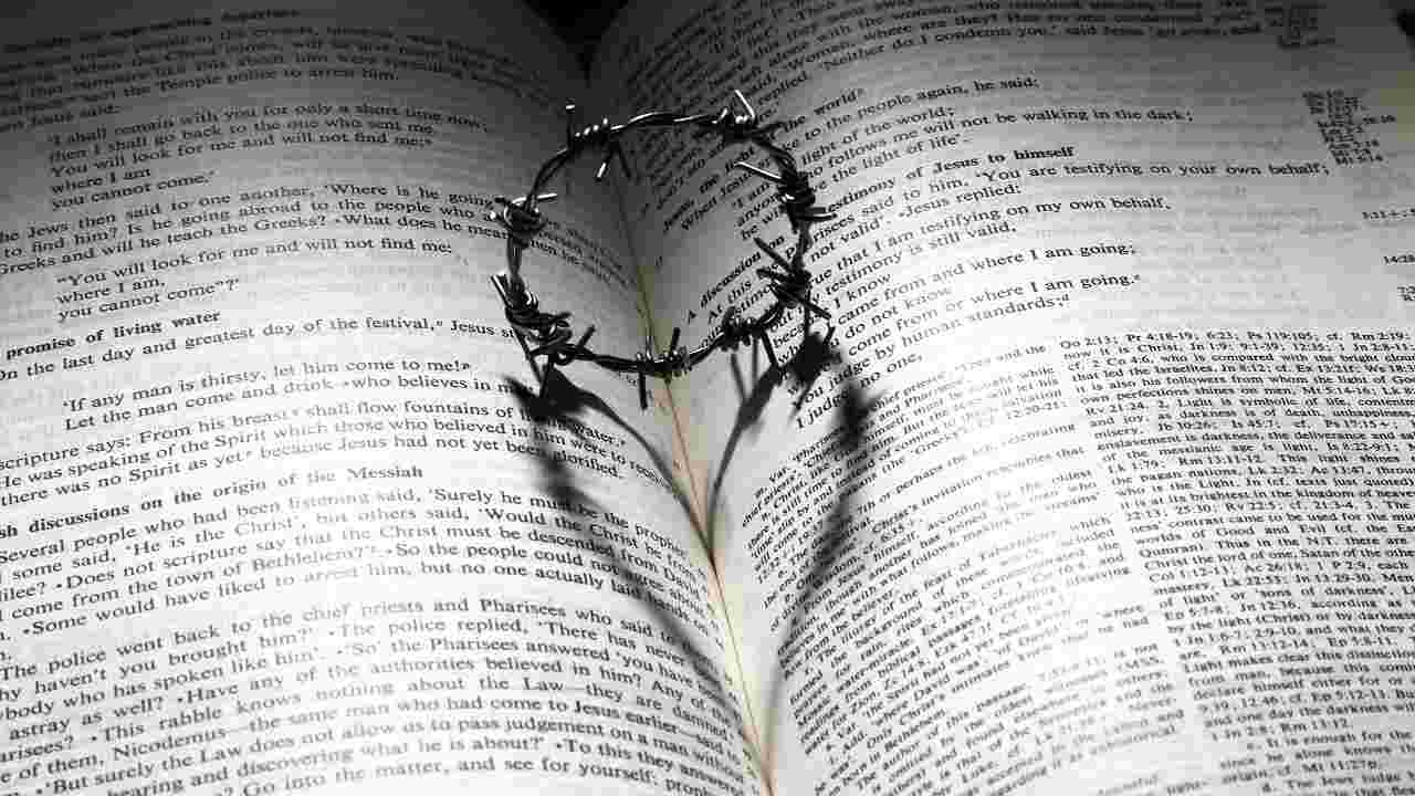 Corona di spine cuore Bibbia