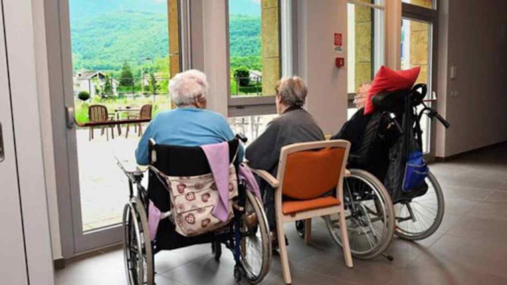 Anche col vaccino gli anziani continuano a rimanere isolati nelle RSA [VIDEO]