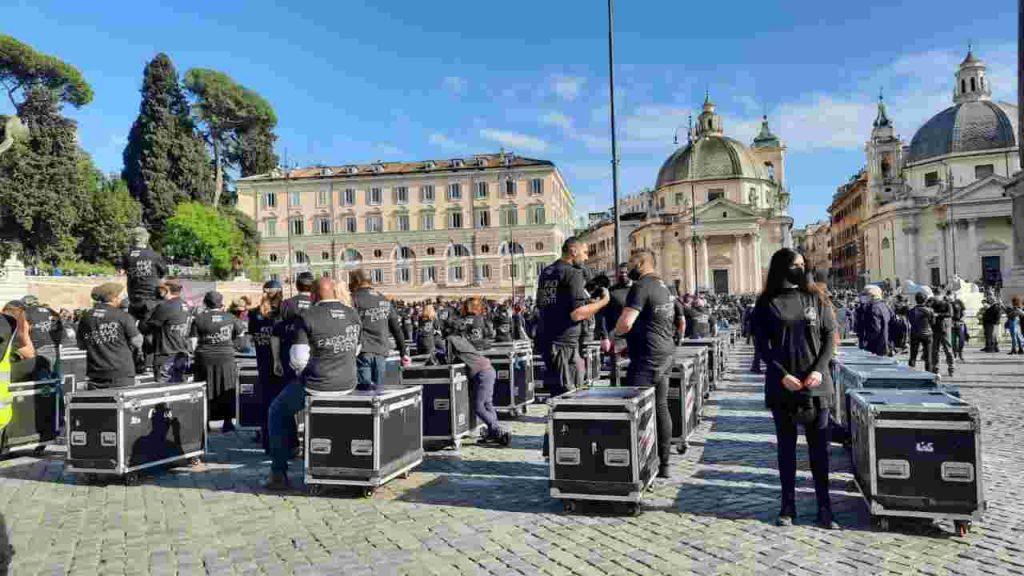 Roma, più di mille i bauli in Piazza del Popolo: “Governo, ora ci vedi?” [VIDEO]