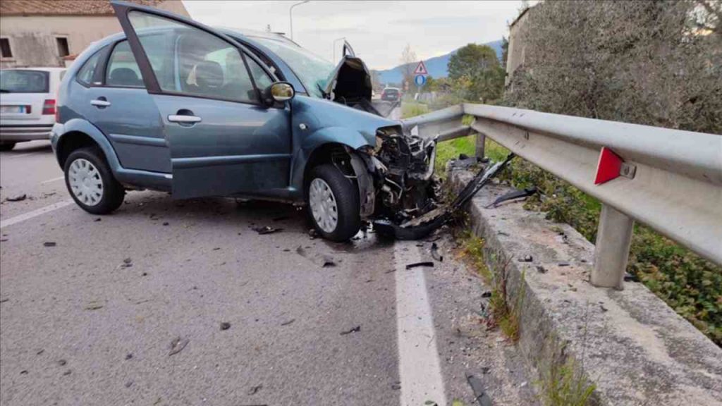 Stacca dal turno di lavoro e si schianta con l’auto: muore infermiere