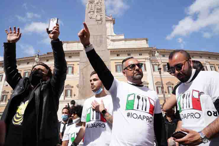 Manifestazione ‘IoApro’, i manifestanti urlano alle forze dell’ordine: “Lasciateci passare!” [VIDEO]