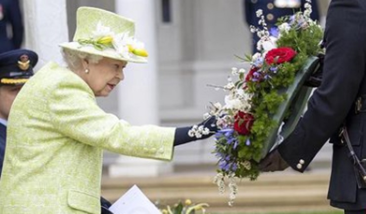 Regina Elisabetta in cerimonia