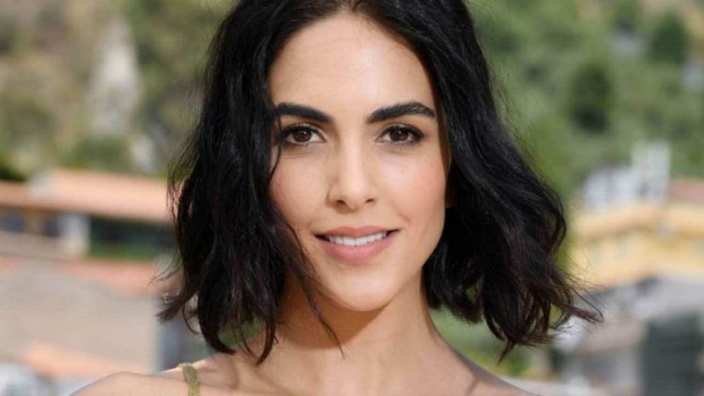 Rocio Morales, in intimo di seta bianca e capelli raccolti: meravigliosa