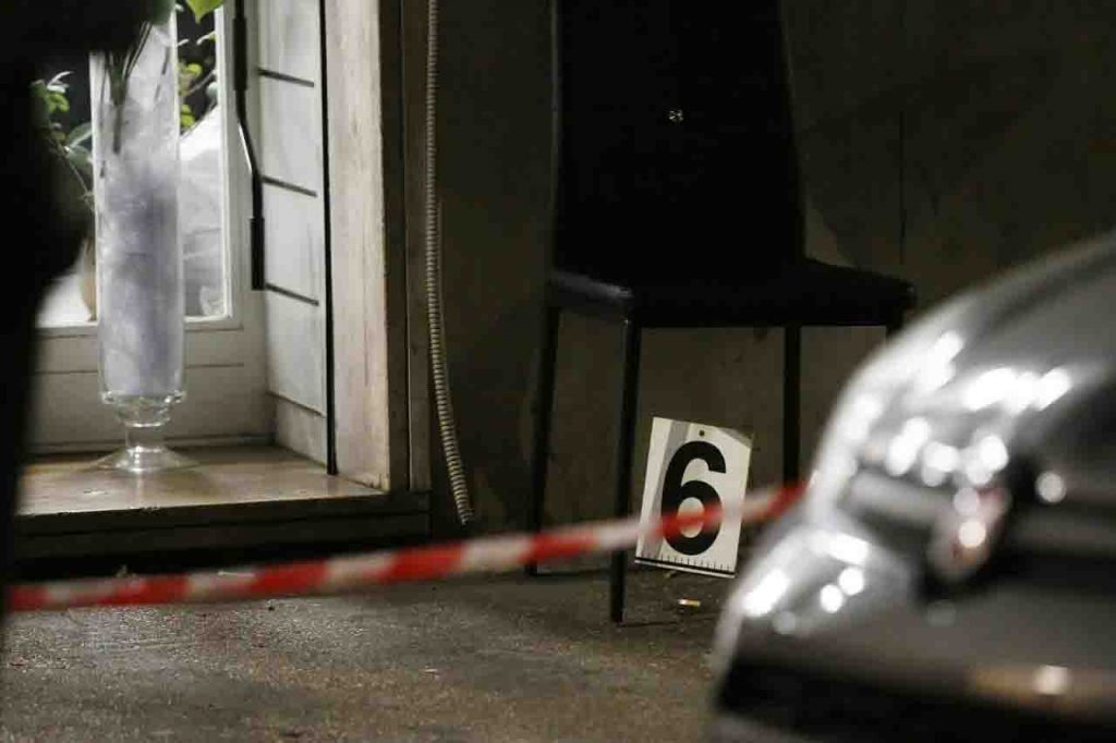Uomo accoltellato e ucciso alla periferia di Napoli: indagini in corso