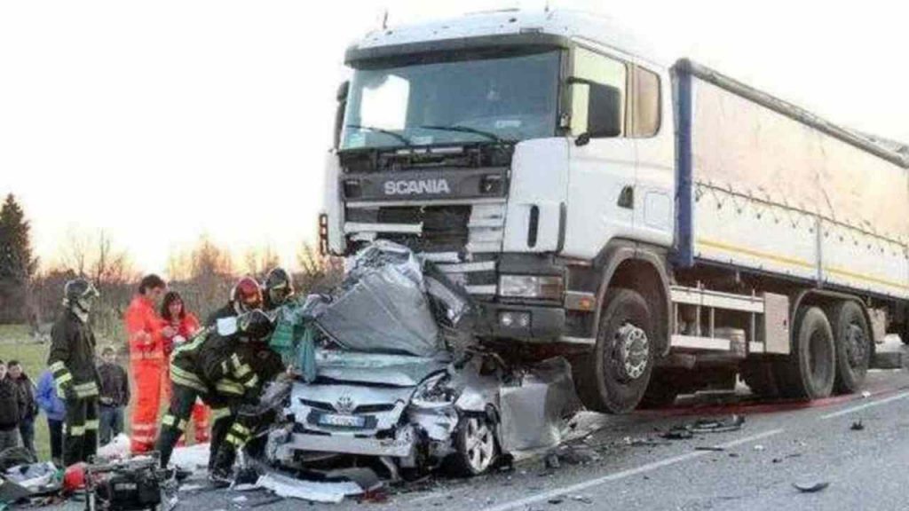 Schianto fatale in autostrada, 5 morti : auto resta schiacciata tra due tir