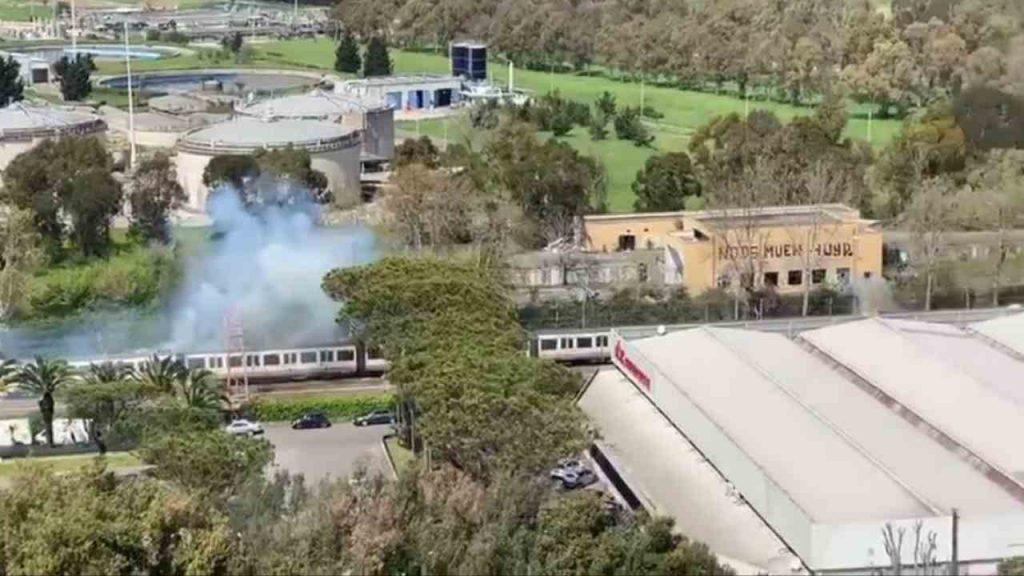 Esplosione sul treno Roma-Lido, fumo, fiamme e passeggeri in fuga sui binari [VIDEO]