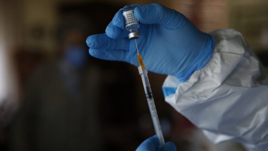 80enne ha cancro e difficoltà a camminare: negato vaccino domiciliare