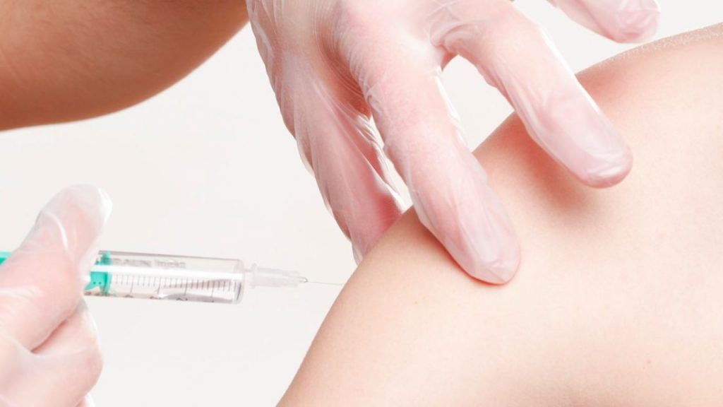 Ema su vaccino: «Legami tra AstraZeneca e trombosi sono molto rari»