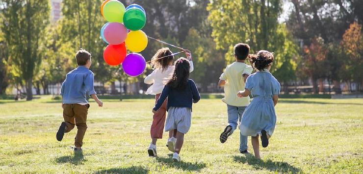 Bimbo disabile festeggia compleanno in cortile, vicini chiamano vigili e multano i presenti
