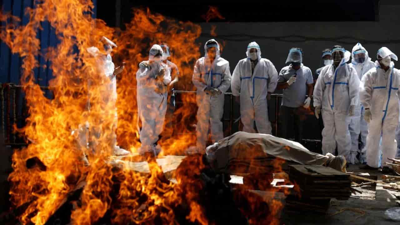 covid india - cremazioni in strada - meteoweek.com
