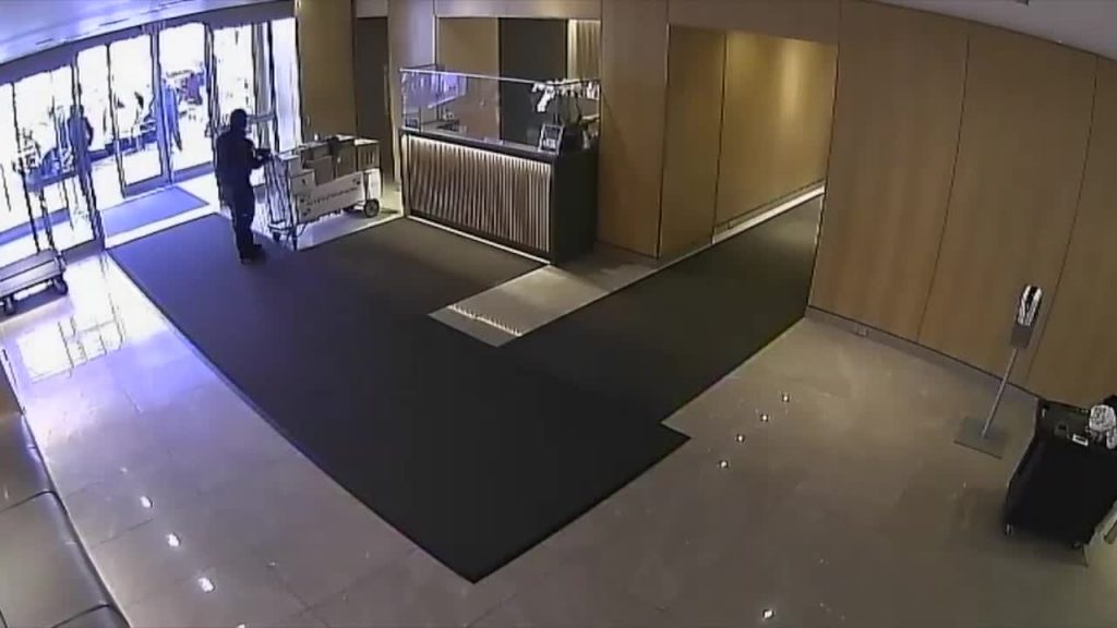 Donna brutalmente aggredita di fronte ad un palazzo: l’indifferenza dei portieri [VIDEO]