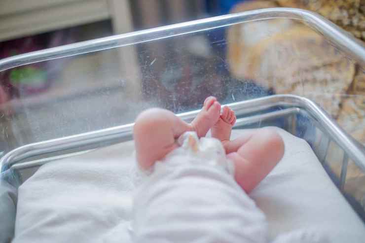 35enne positiva al Covid, intubata, partorisce un bimbo: è negativo
