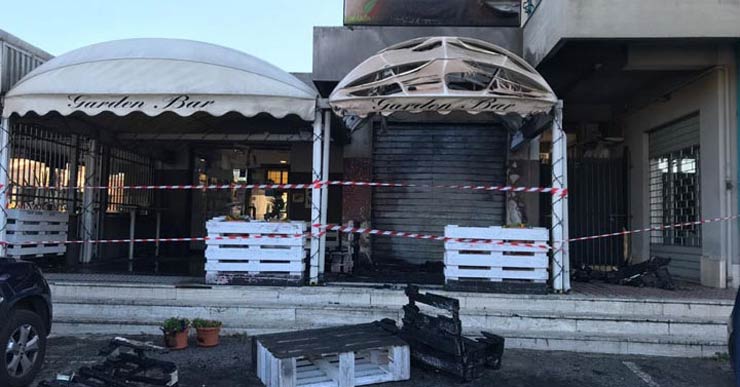 Si rifiuta di servire da bere e gli incendiano il bar due arresti