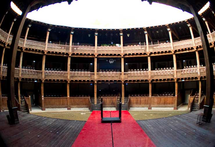 Roma, i lavoratori dello spettacolo occupano il Globe Theatre