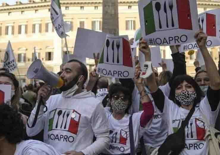 Manifestazioni per le riaperture: tafferugli in piazza a Montecitorio [VIDEO]