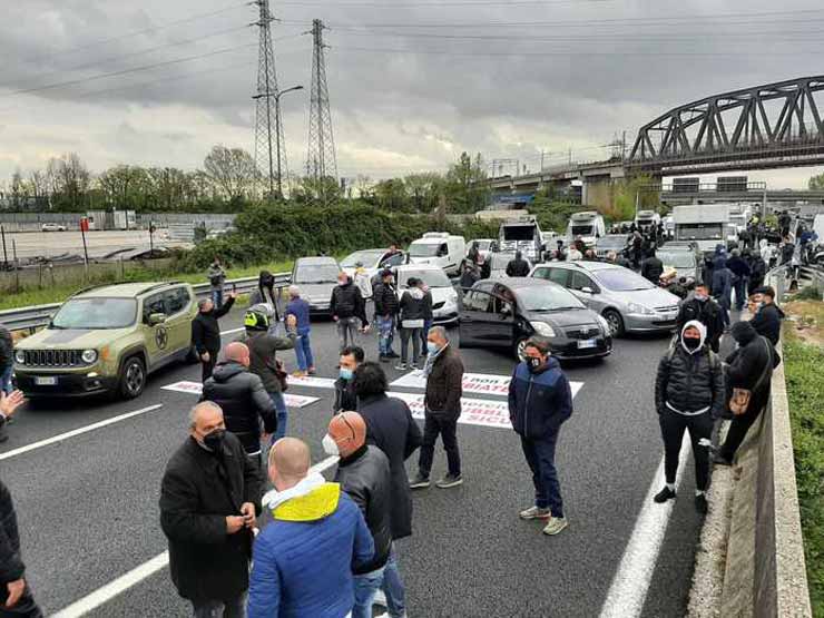 I mercatali in protesta bloccano la A1: anche il governatore De Luca nel traffico