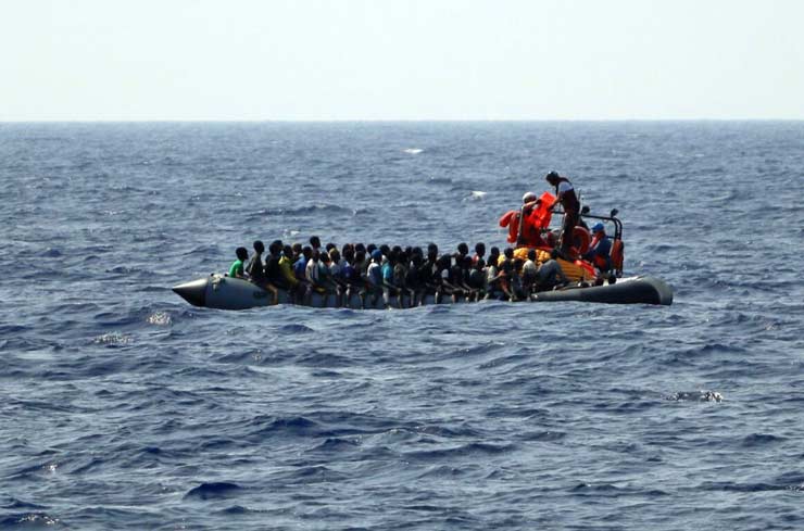 Alarm Phone barca con 100 migranti in pericolo al largo della Libia