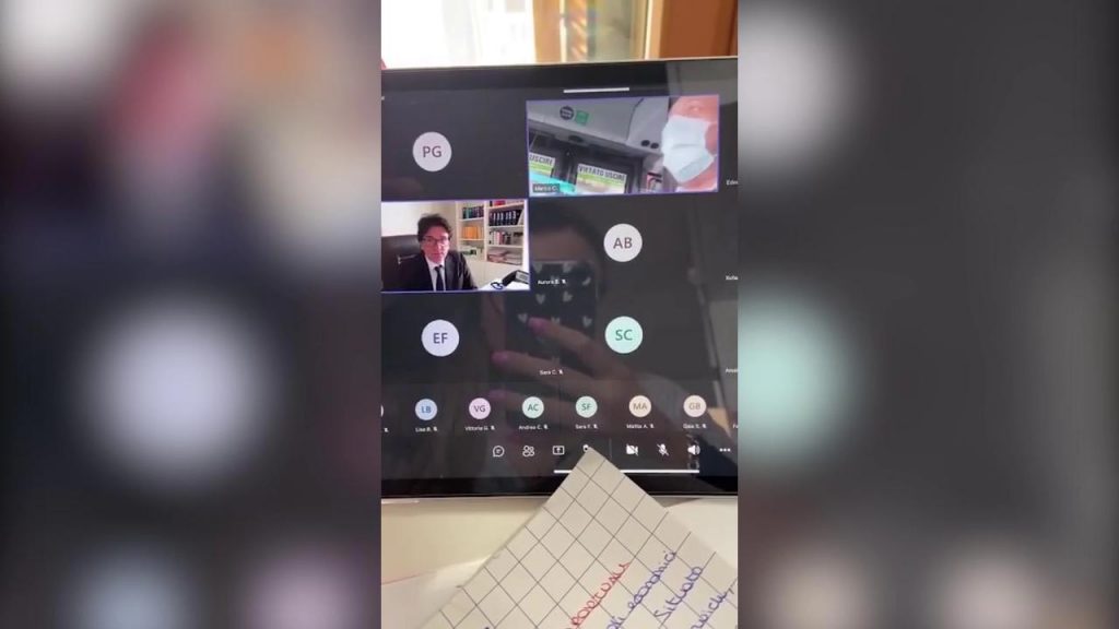 Studente prova a fare l’esame mentre guida il bus, il prof: “Aspettiamo la fine del turno” [VIDEO]