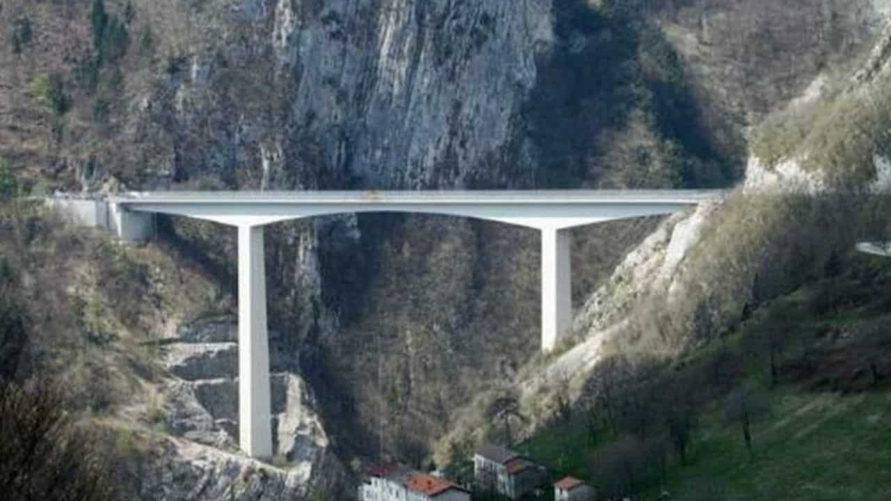 ragazza di 20 anni si getta dal ponte Valgadena - meteoweek.com