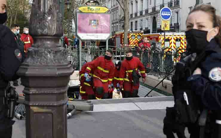 Panico in metropolitana: un uomo si da fuoco sulla banchina