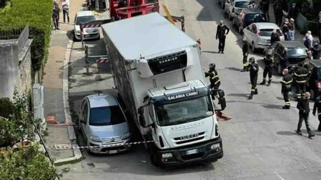 Roma, ennesimo caso: il manto stradale sprofonda ed un camion rimane incastrato nella voragine