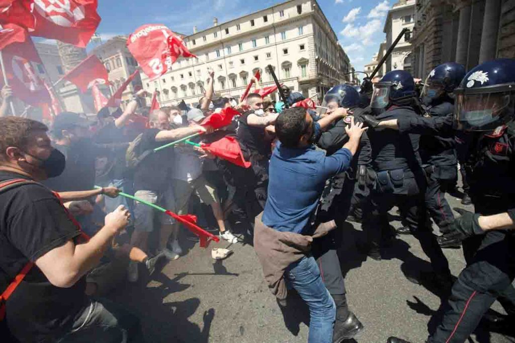 Tafferugli a Montecitorio: manifestanti tolgono il casco ad un carabiniere e lo colpiscono alla testa
