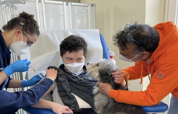 Davide e il vaccino con l’amico a quattro zampe per superare la paura