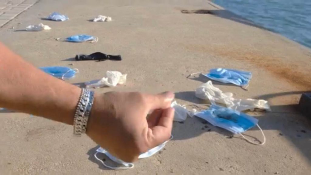 Ambiente, guanti e mascherine buttati via in oltre 2 spiagge su 3