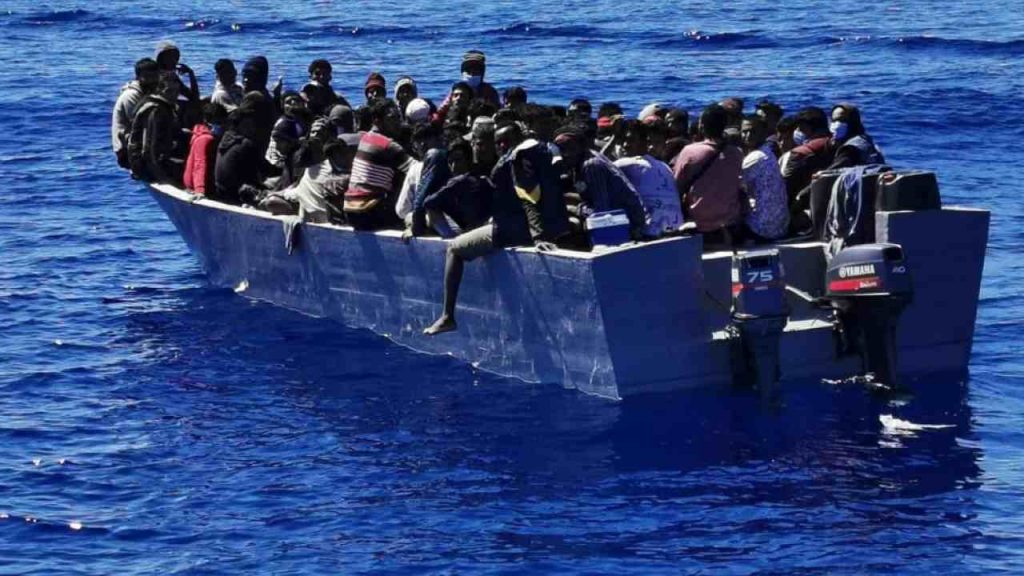 Migranti, Sea Watch:«Anche in assenza di Ong 2.100 sbarchi a Lampedusa, 700 respinti e 5 decessi»