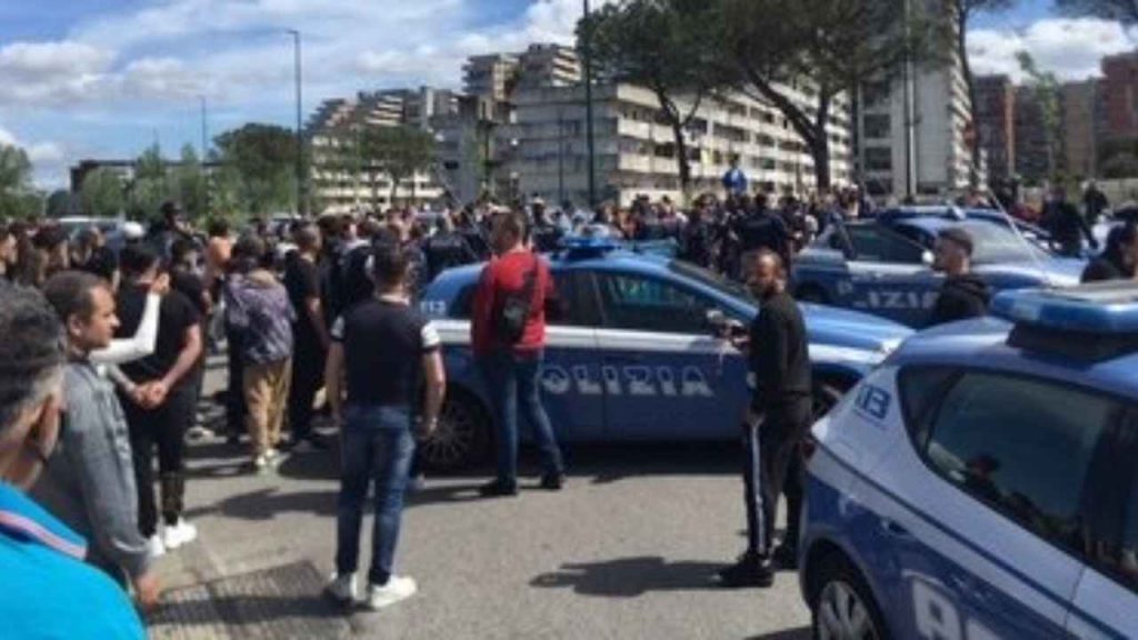 Folla lo lincia e lo butta in un cassonetto:«Stava abusando di un minore»[VIDEO]