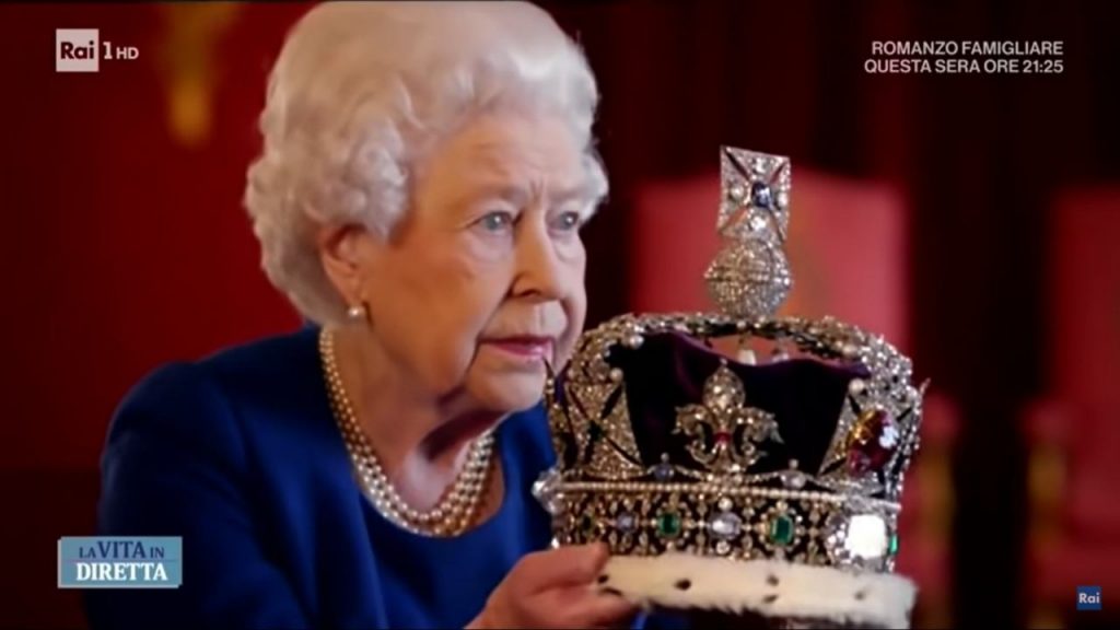Regina Elisabetta, sapete quanto pesa la sua Corona? “Così pesante da spezzare il collo”