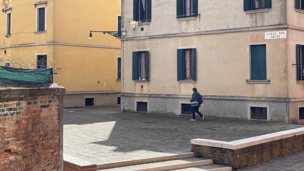Roberta asfissiata nel letto contenitore: la figlia la ritrova morta