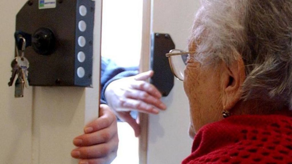 Si fingono tecnici dei termosifoni e derubano 92enne di 50mila euro