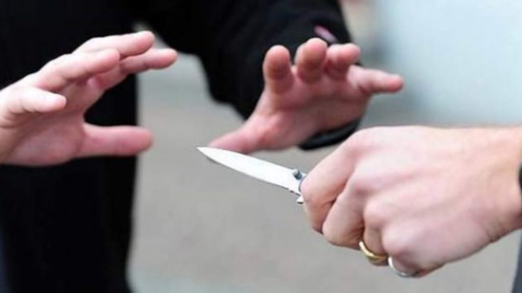 Alunna psicolabile accoltella compagna di scuola: aveva l’arma nello zaino