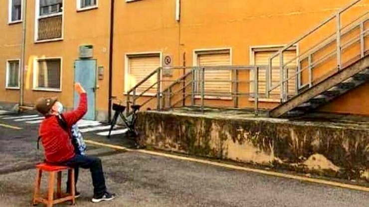 Fece la serenata alla moglie in ospedale dal cortile: è Alpino dell’anno