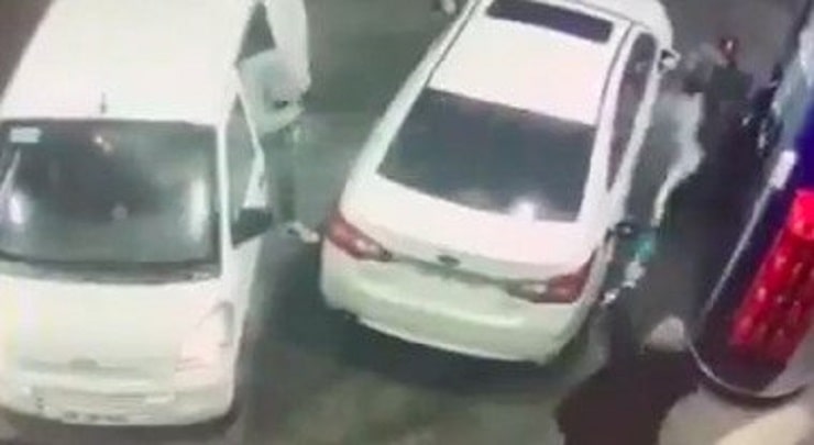 Aggredito al distributore spruzza benzina sui rapinatori: Legittima difesa o ha esagerato? [VIDEO]
