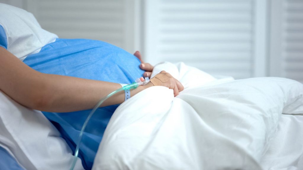 Donna incinta data alle fiamme dal compagno: è salva, ma rischia aborto