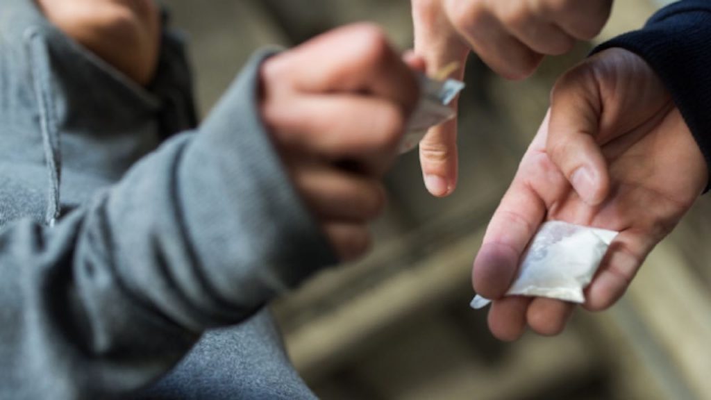 Pedopornografia, droga ed estorsione a scuola: 10 adolescenti nei guai