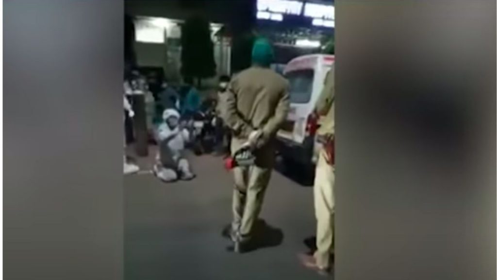 Covid, dall’India denuncia shock: “Polizia porta via bombola d’ossigeno a mia madre per darla a un VIP” [VIDEO]