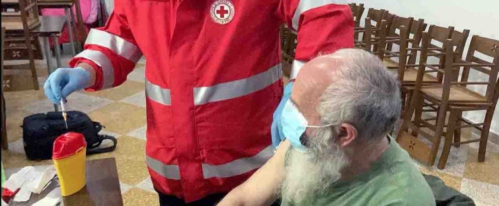 Vaccini in Lombardia, dosi anche a senzatetto e irregolari