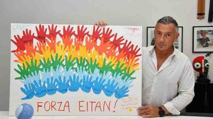Tragedia Mottarone: le manine colorate per dare forza a Eitan