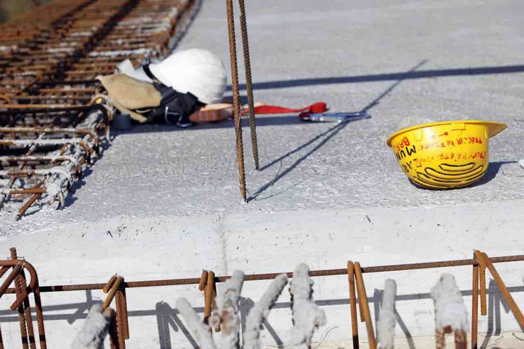 Incidenti sul lavoro: operaio di 50 anni cade in una botola e muore