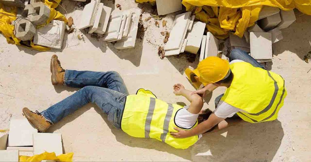 Tragedia sul lavoro, un operaio di 52 anni precipita da un ponteggio e muore