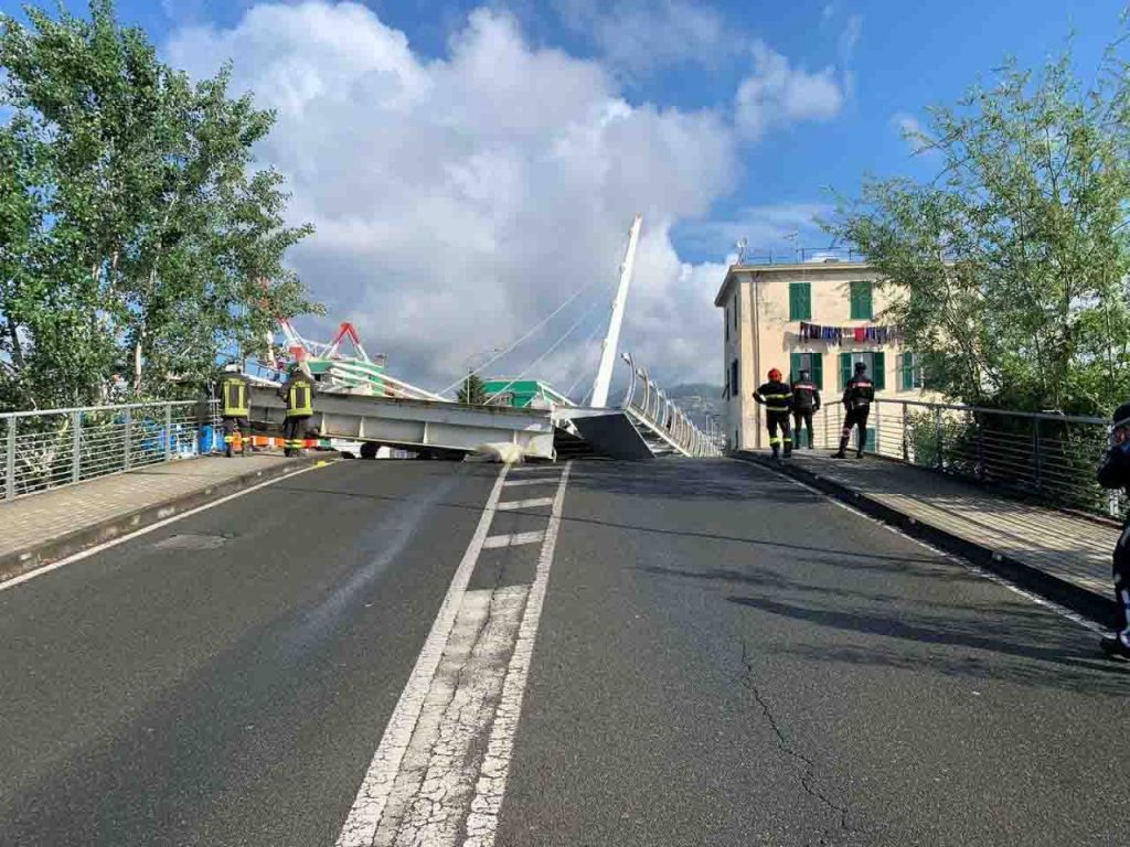 Cede ponte mobile al porto, una barca era appena passata: “Abbiamo sentito un boato terribile” [VIDEO]