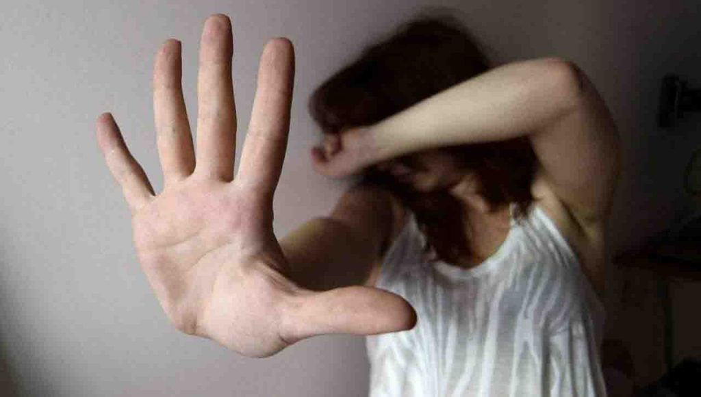Denuncia il compagno per maltrattamenti, lui per punirla la prende a bastonate
