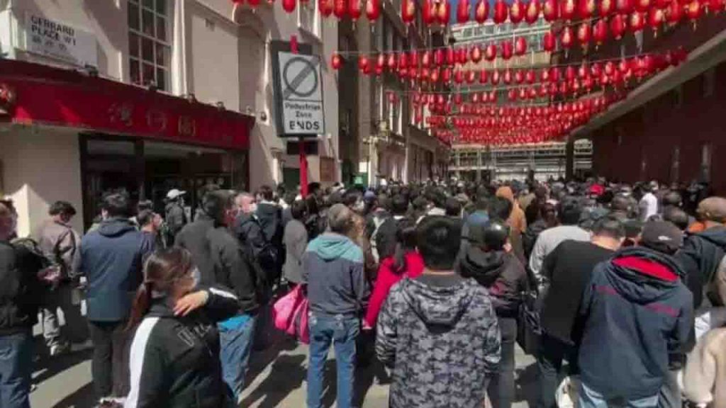 “Vaccini per tutti”, e Chinatown viene invasa da una folla di migranti [FOTO]