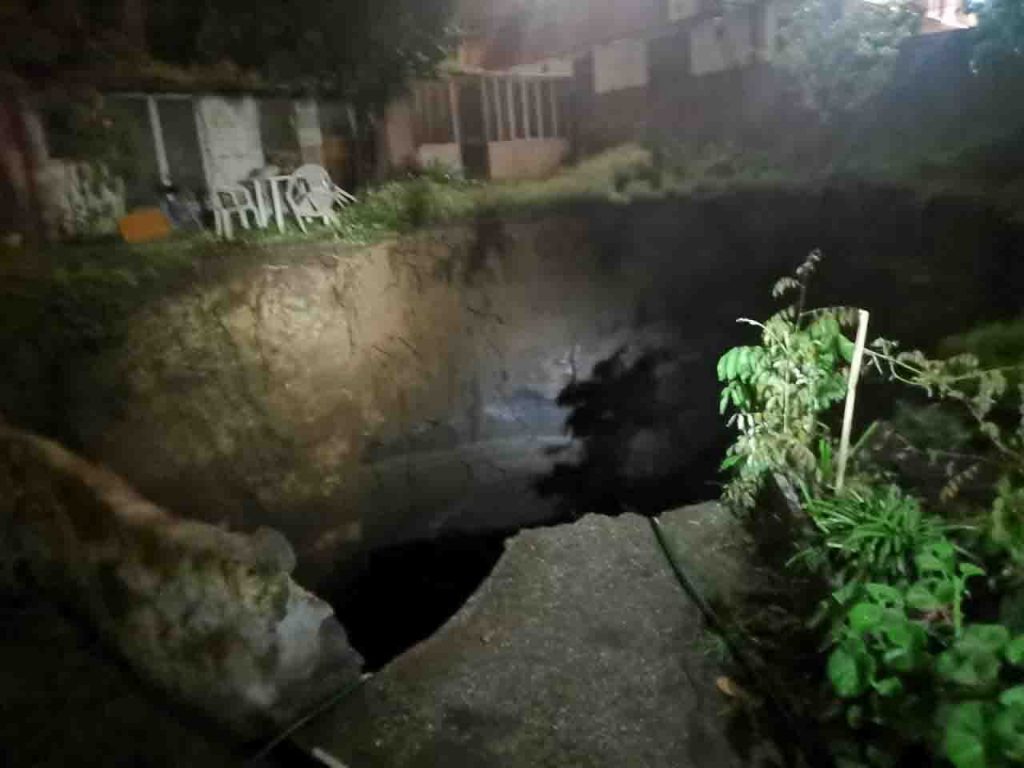 Napoli, “Sembrava un terremoto”: enorme voragine si apre nel rione Sanità [VIDEO]