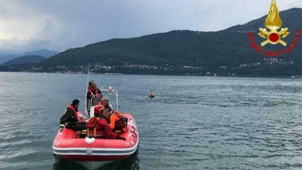 Si tuffa nel lago per una nuotata, scomparso turista 22enne: ricerche in corso