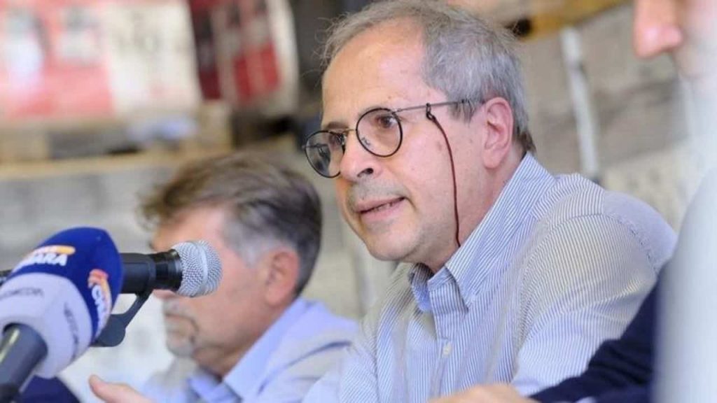 Vaccinazione eterologa, Crisanti: “Senza dati le opinioni sul mix di vaccini non contano”
