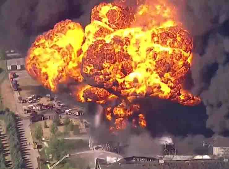 Spaventosa esplosione nella centrale chimica: popolazione della città evacuata [VIDEO]